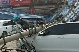 吉林榆树局地突刮10级大风“掀房顶”，当地正统计灾情将积极救灾图片