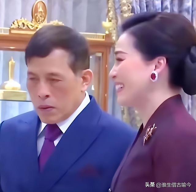47岁苏提达出席活动太张扬，72岁泰王玛哈瞪着她，让她别抢风头