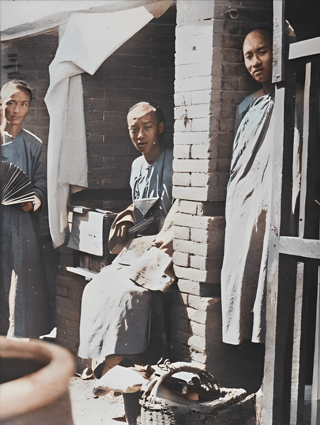 古代太监净身到底是割蛋还是割鸡？他们说话的声音真的是娘娘腔？