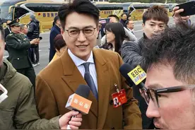 靳东参加两会！他身份好厉害，穿蓝色西装帅气儒雅，领导范儿十足图片