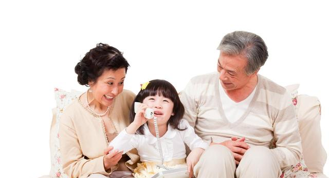 从遗传层面上，孙子和爷爷奶奶血缘更近，还是和姥姥姥爷更近？