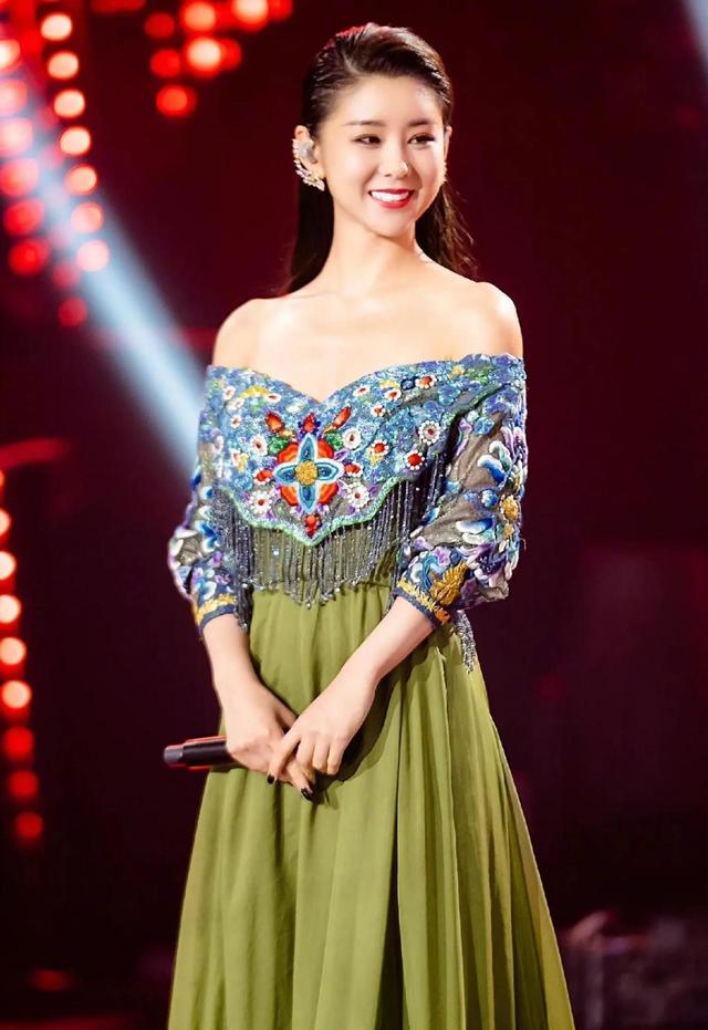 40岁李小萌北京逛街，开五六百万劳斯莱斯，王雷大连富二代不差钱