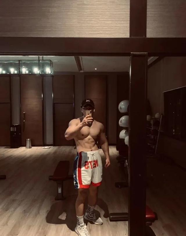 北京医生竟然是肌肉猛男！？脱下工作服之后，女网友纷纷求打针！