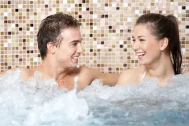 情侣一起洗澡，这些细节需注意，温馨共浴，别让浪漫变成尴尬图片