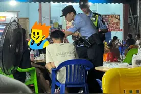 遇到警察在大路上或者车上查看老百姓身份证可以拒绝吗？图片