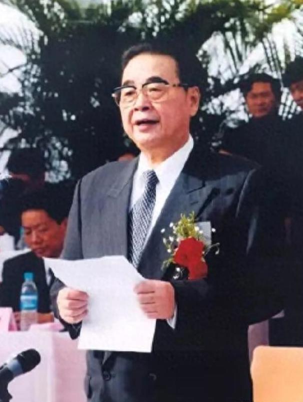 李鹏总理年轻时有多帅？1959年在吉林留影，31岁玉树临风气质不凡