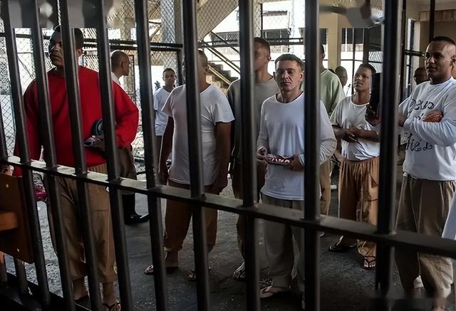 外籍重犯月内接连上演“胜利大逃亡”，公众安全沦为政治牺牲品？