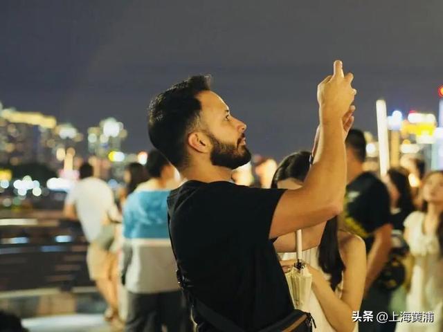 谁懂啊！盲盒开到外滩南京路，超大号暖萌“星星人”已经占领“C位”，粉丝游客从五湖四海赶来！