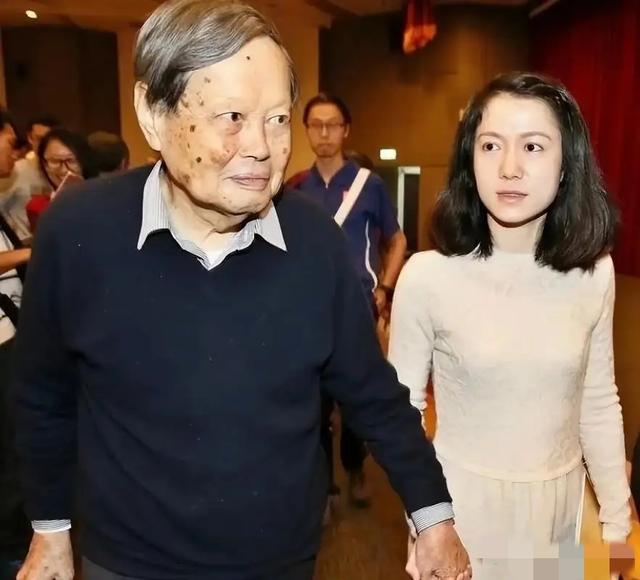 追忆杨振宁：回国定居已超20年，为自家取名“归根居”