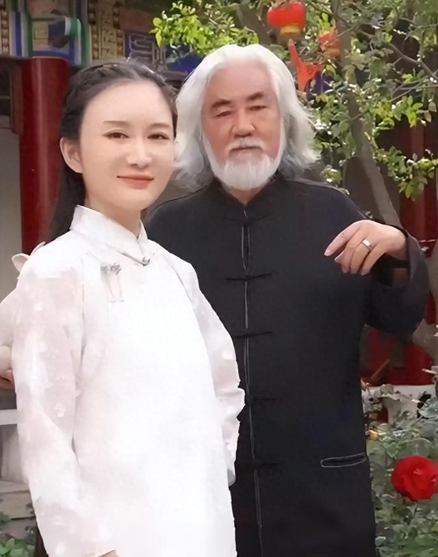 一个贪财一个好色？老夫少妻的“残酷”在74岁的张纪中身上应验了