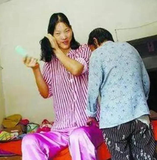 世界第一女巨人来自中国安徽，穿78码的鞋子，一顿饭吃六碗炒面
