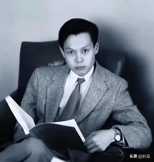 杨振宁葬礼刚结束，恶心的一幕就出现了！遗体盖国旗都被人质疑