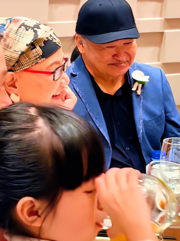 牛鬼蛇神现原形！刘欢女儿大婚不到24小时，恶心的一幕出现了