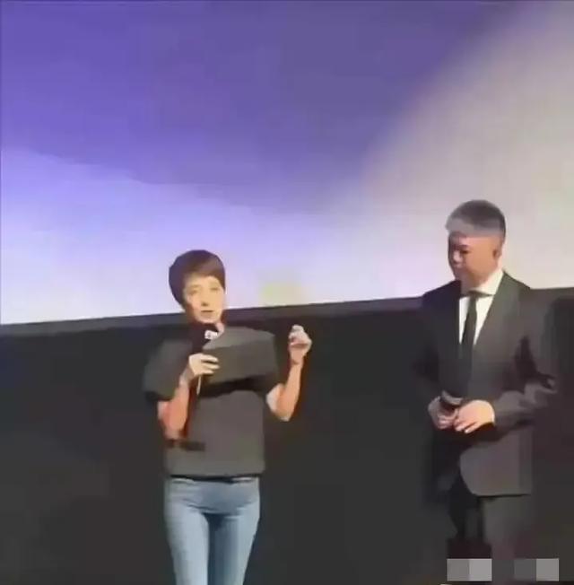 马伊琍这条裤子太绝了！男主持人盯了3秒	，反应成全场焦点