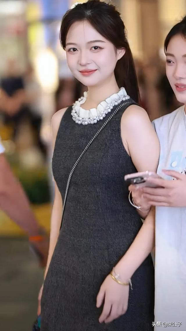重庆街头美女，路边大爷看的都挪不开脚了