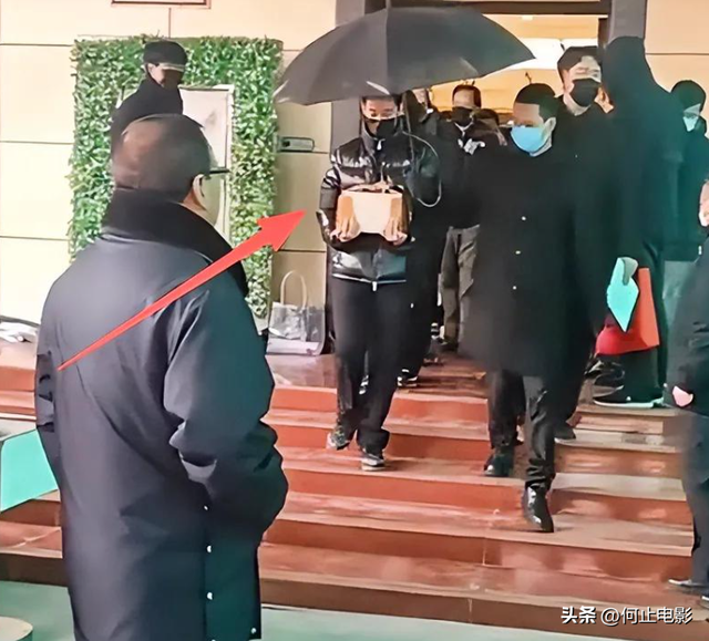 何晴葬礼结束，许亚军美国陪小儿子神情不见悲伤，评论区骂声一片