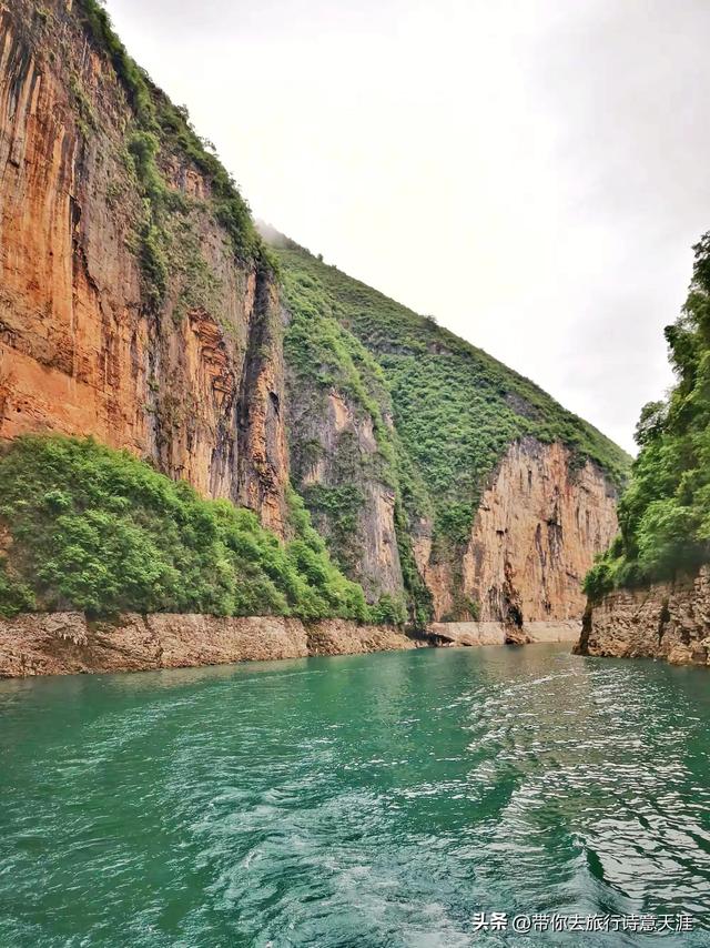 长江支流上的小三峡和小小三峡的峡谷风光