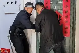 2岁萌娃独自留家 不慎将门反锁 民警“撬锁”“破门”紧急营救图片