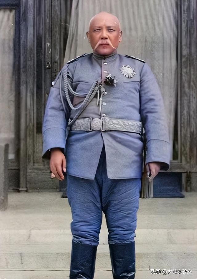 袁世凯的真实老照片：穿龙袍坐龙椅接受朝拜，姨太太确实漂亮！