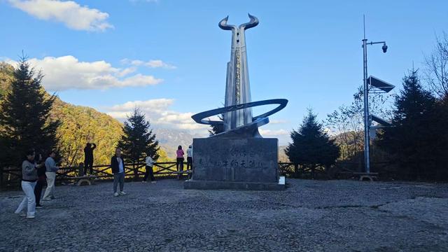 赏秋秦岭，摩旅商洛（13）打卡牛背梁、狂奔G211国道，住宿广货街
