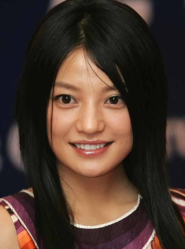 落毛的凤凰不如鸡？前途尽毁、家也散了	，但好在赵薇还有一个靠山