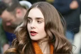 英国美女来中国旅游，上公厕时，惊恐大喊：救命，我的马桶被偷了图片