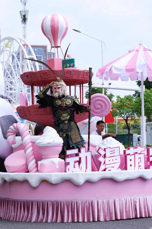 武汉街头，蒜鸟、悟空都来了