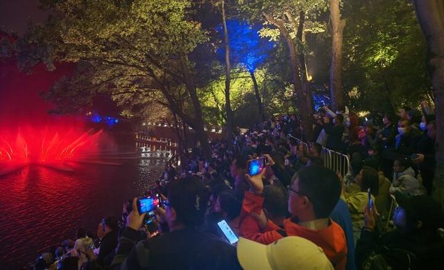 各地游客冒雨赴鞍 共庆中秋佳节
