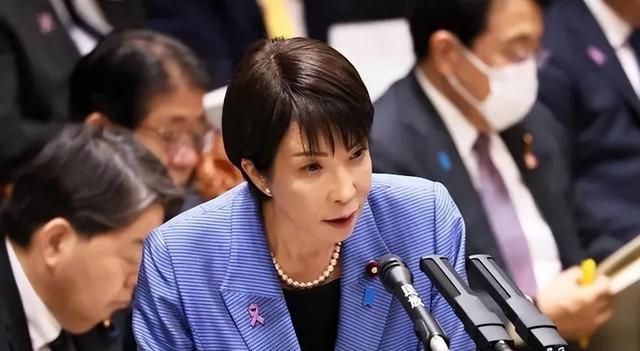 日本航母正式出港！高市早苗紧急表态后，普京做了一个明智的决定