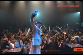 “大陆第一杰伦”全国巡演暂停：有人“抵制”，线上演出粉丝仍打赏不断图片