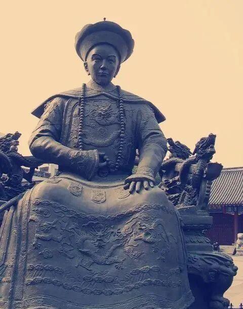 2005年沈阳，皇寺广场上的清十二帝像