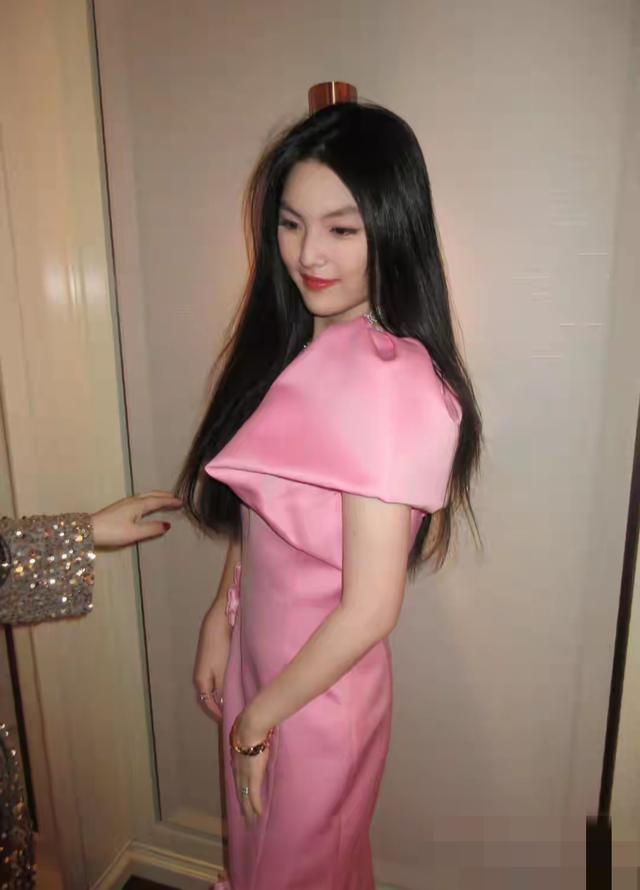 李湘一家现身哈尔滨参加聚会，李湘瘦出小蛮腰，何超琼也去了