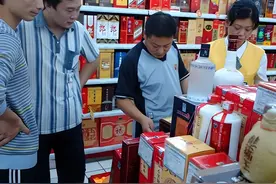 喝酒时，发现酒瓶上有这“3个标记”，要小心，可能是添加剂勾兑图片