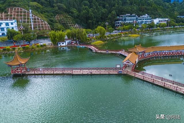 可惜,如此精彩的海心亭却空无一人,俨然成了洱海最孤独的景点