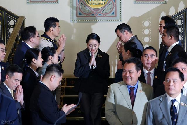 泰国彻底变天！内阁集体解职 , 佩通坦势力被清算 , 最大输家是柬埔寨