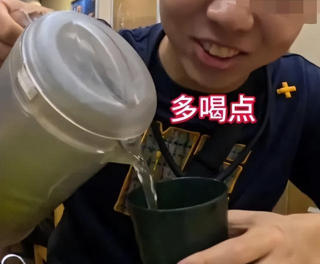 抢小孩吃食、辱骂当地人！日媒曝光中国低素质游客，网友：真活该