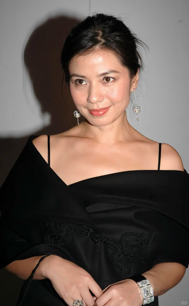 刘德华理想中的老婆，守寡17岁无子女，如今65岁气质温婉风情万种