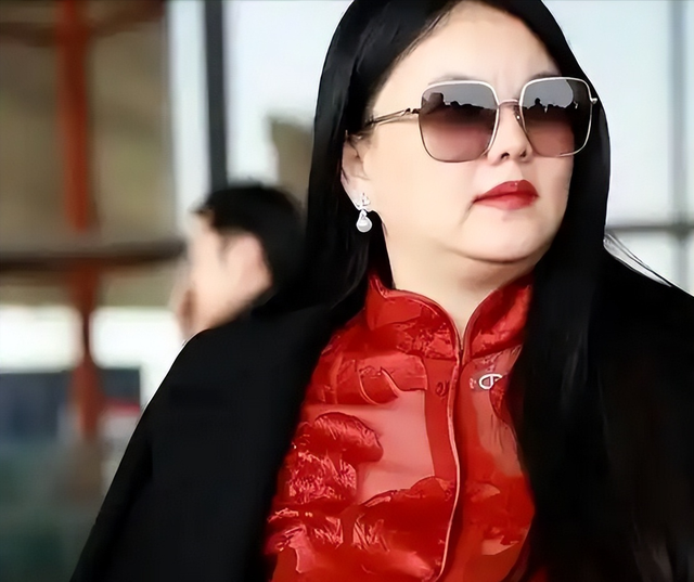 李湘被禁关5天后，家境被扒底朝天	，父母身份曝光，果然不简单