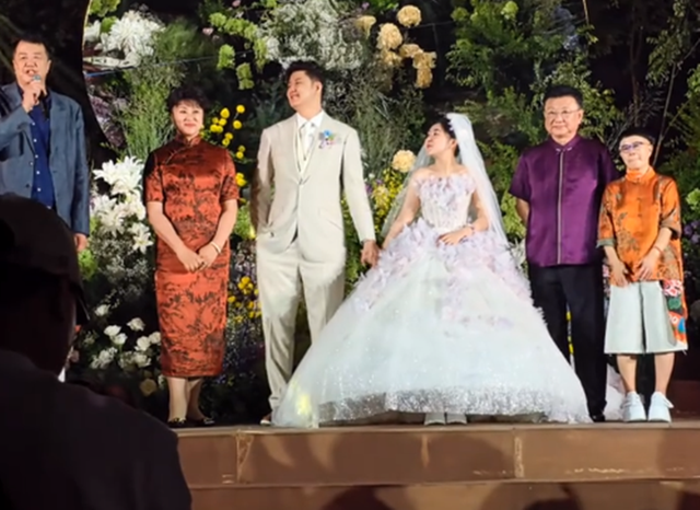 金龟子王宁女儿北京办婚礼，亲家母露面，180高个穿着旗袍好贵气