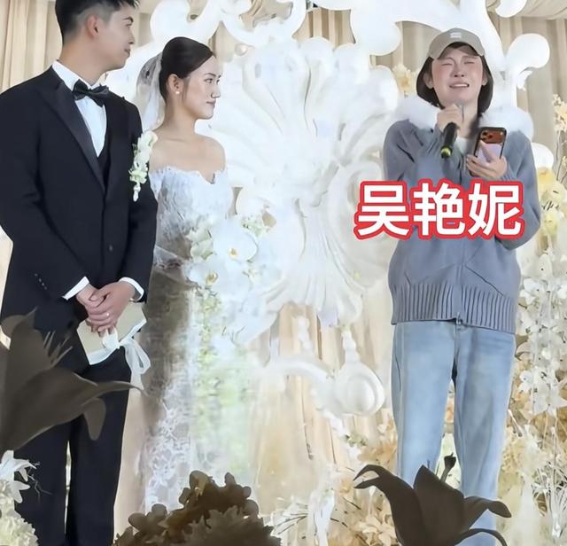 里子面子全丢了！吴艳妮出席姐姐婚礼抢尽风头	，体面被撕个粉碎
