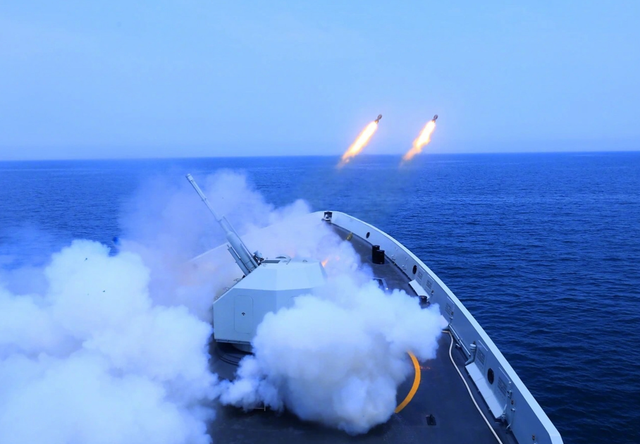 高市早苗拒不道歉，中日军方隔空对阵，自卫队抢先发射实弹挑衅