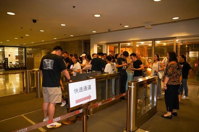 太火爆！上海市中心深夜突然排长队！3000个名额被秒杀，很多人通宵不睡！部分商品骨折价打5折