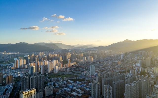 贵州有座城市，被誉为“中国凉都”，夏季很凉快，坐高铁直达