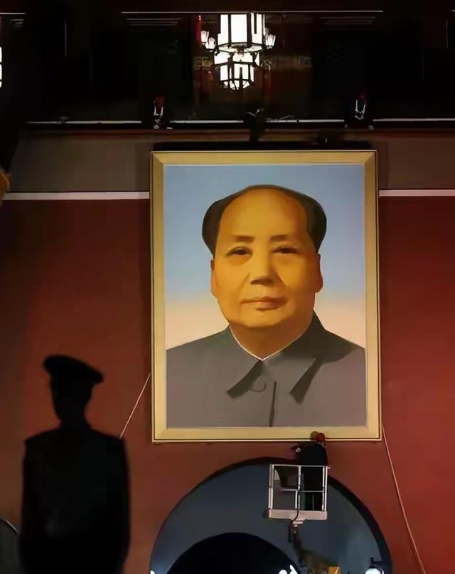 天安门城楼上，为何不悬挂毛主席的照片，反而要挂毛主席的画像?
