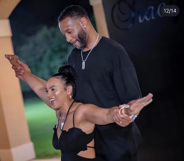 麦迪一家庆祝圣诞，夫妻感情好，女儿大学毕业，儿子也爱篮球