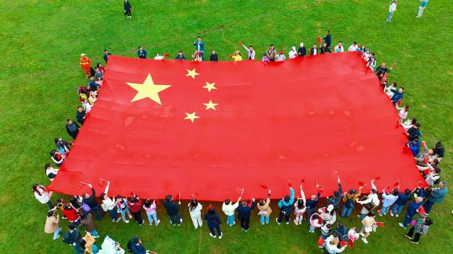 国庆假期武隆景区人气火爆，秩序井然氛围浓，国潮盛宴引客来