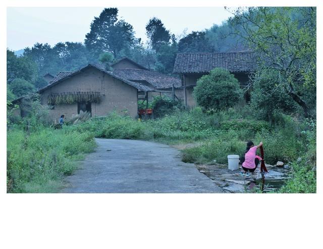 我在大学当保安，有个女学生总翻墙晚归，每次都被我抓到