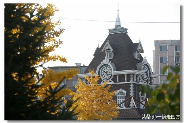 漫步丹东鸭绿江畔，可以隔江望见对岸的朝鲜