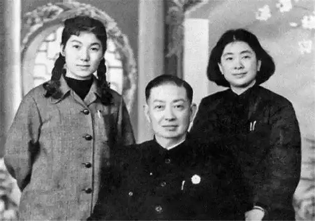 两女共侍一夫，姐妹关系情同手足，生前三人同行，死后三人葬同穴