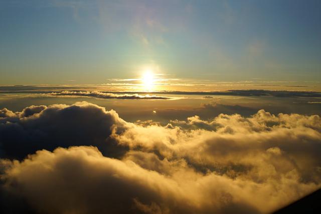 破晓熔金，云海奔涌！轿子山云海日出进入“最佳观赏期”